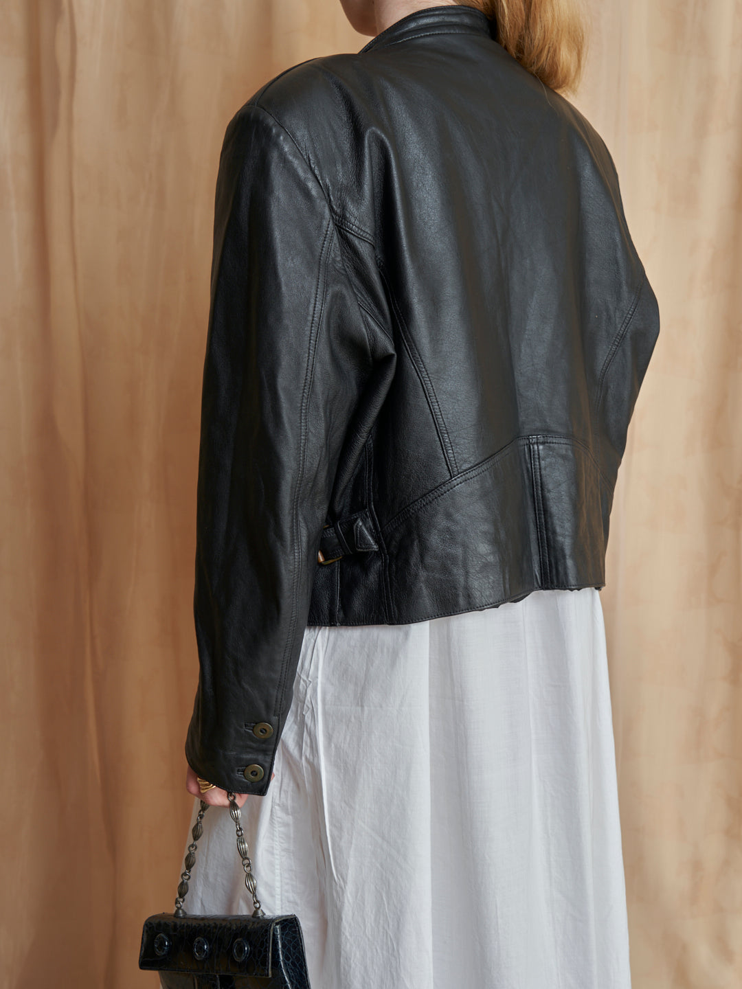 Giacca con spalle alte in pelle nera e rever