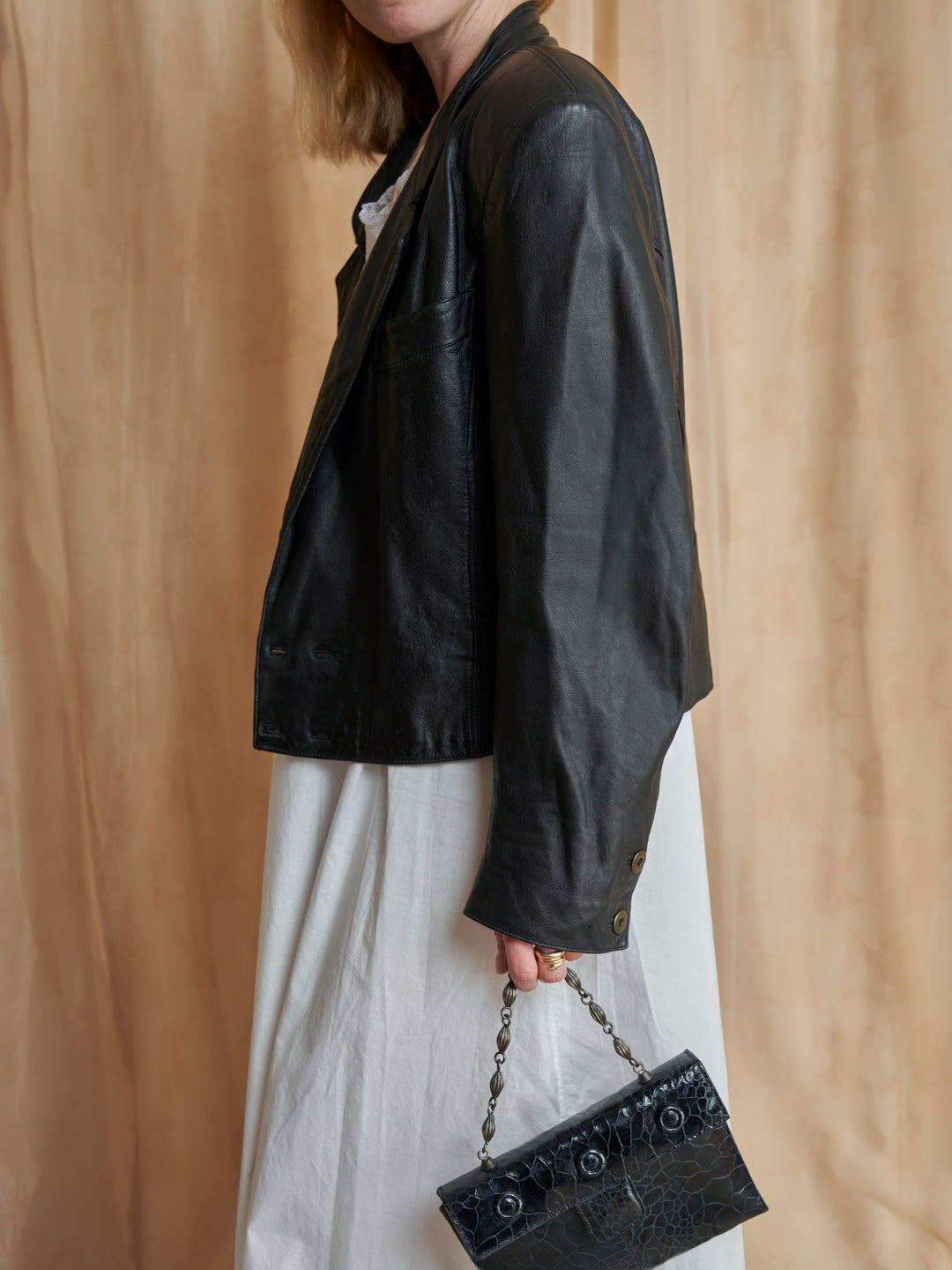 Giacca con spalle alte in pelle nera e rever