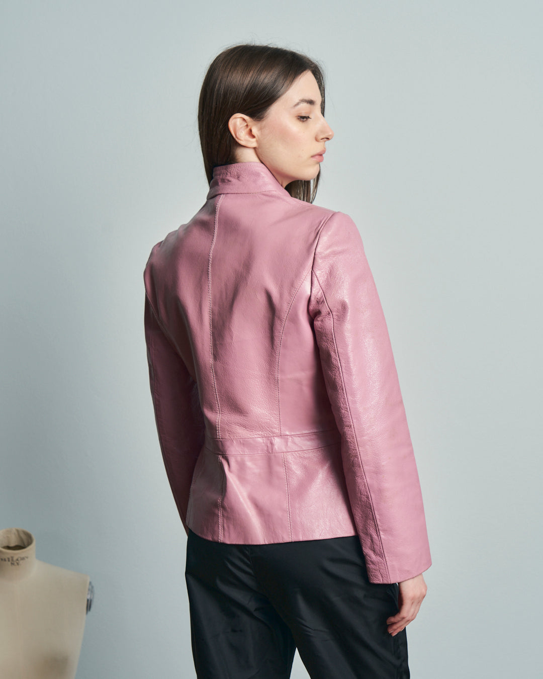 Giacca anni 90 in pelle rosa taglio accostato colletto alto e spacco davanti