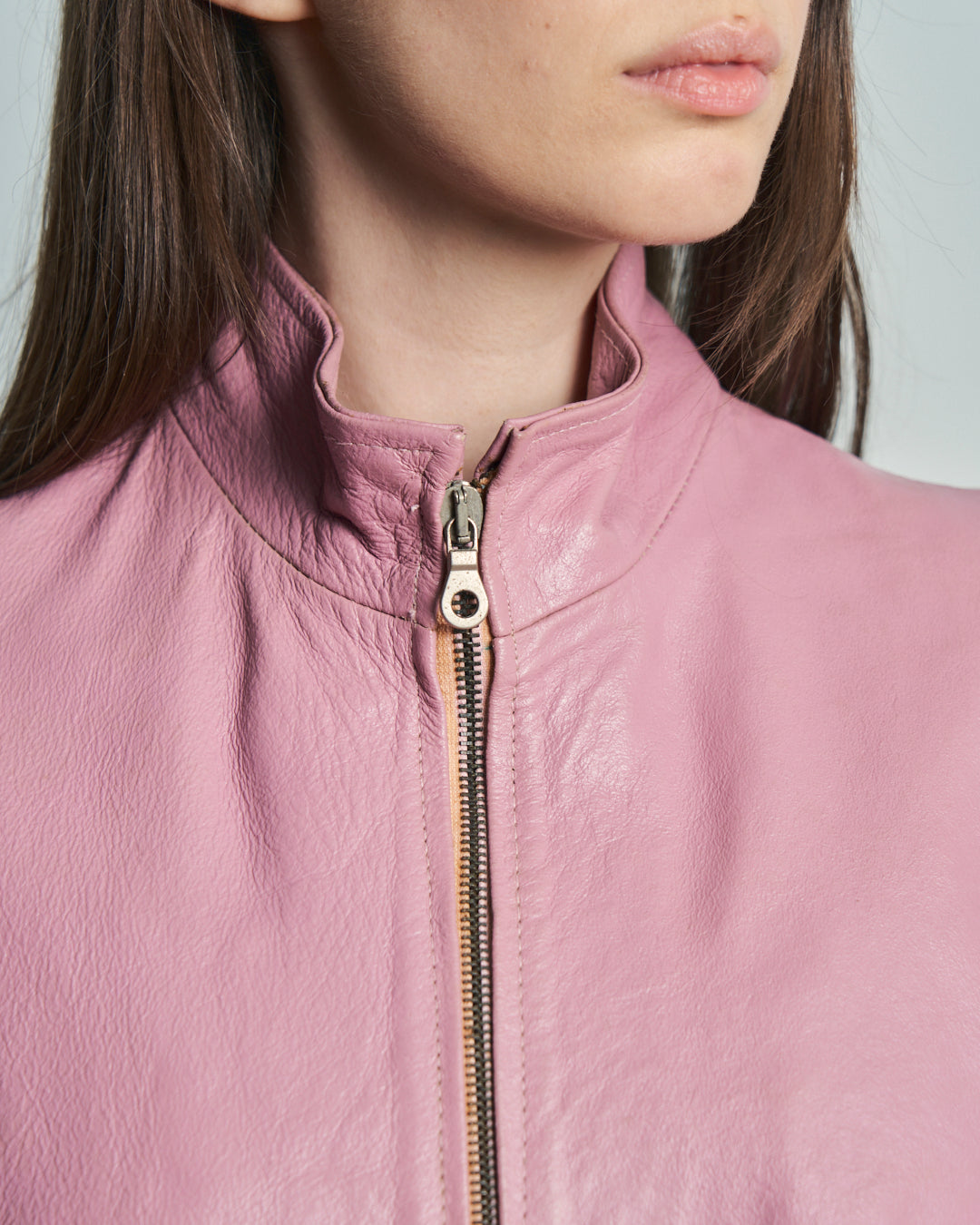 Giacca anni 90 in pelle rosa taglio accostato colletto alto e spacco davanti