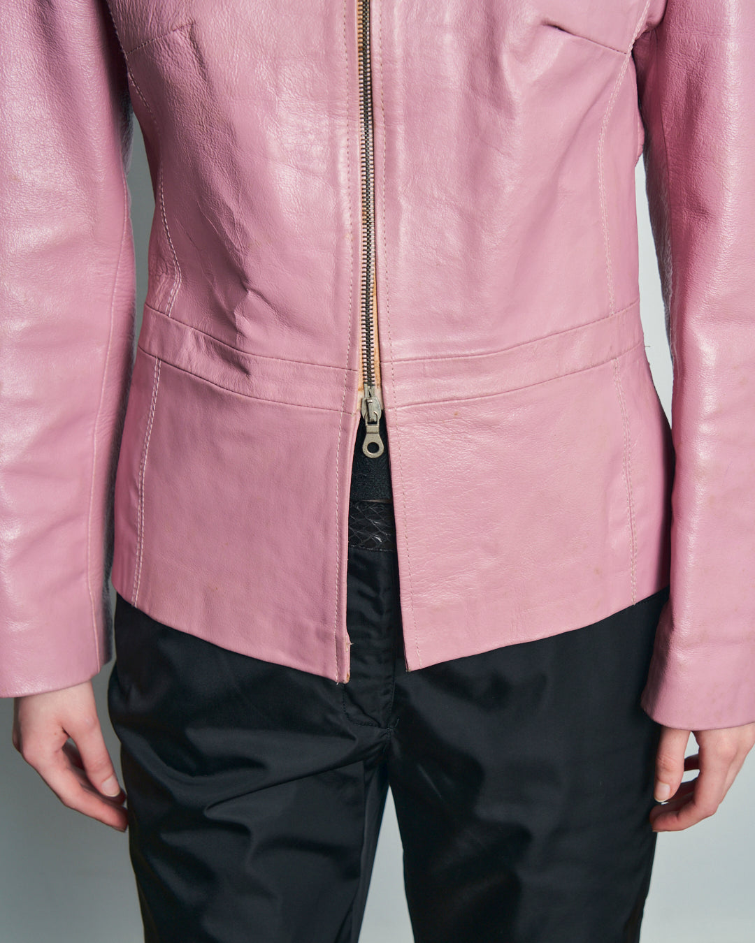Giacca anni 90 in pelle rosa taglio accostato colletto alto e spacco davanti