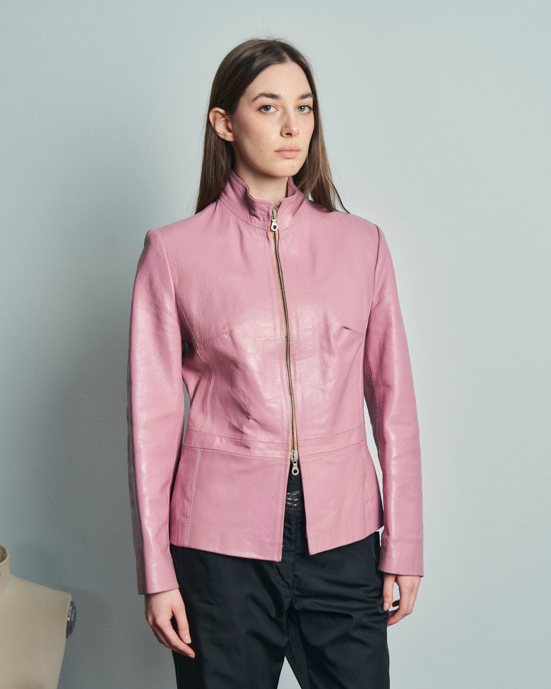 Giacca anni 90 in pelle rosa taglio accostato colletto alto e spacco davanti