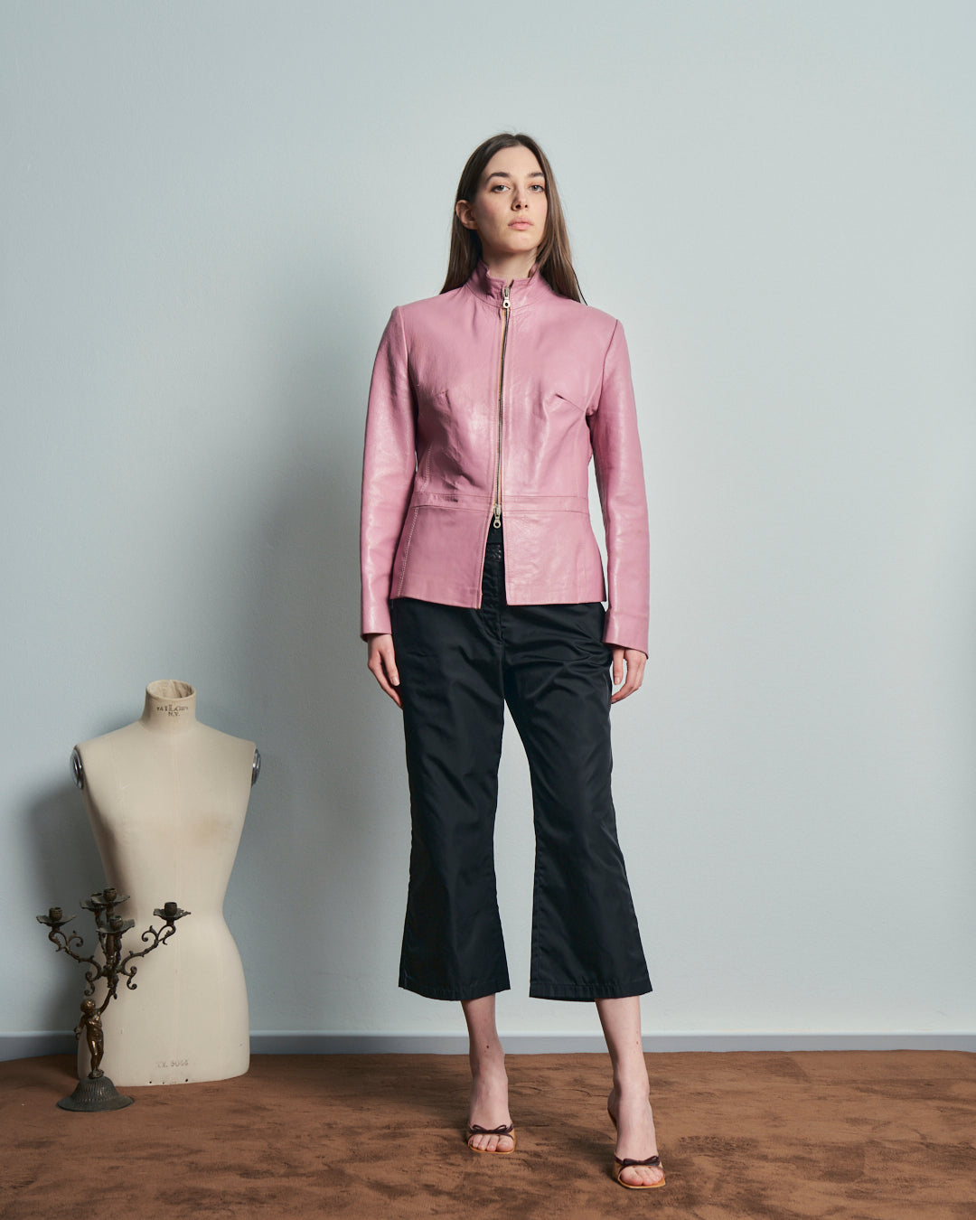 Giacca anni 90 in pelle rosa taglio accostato colletto alto e spacco davanti