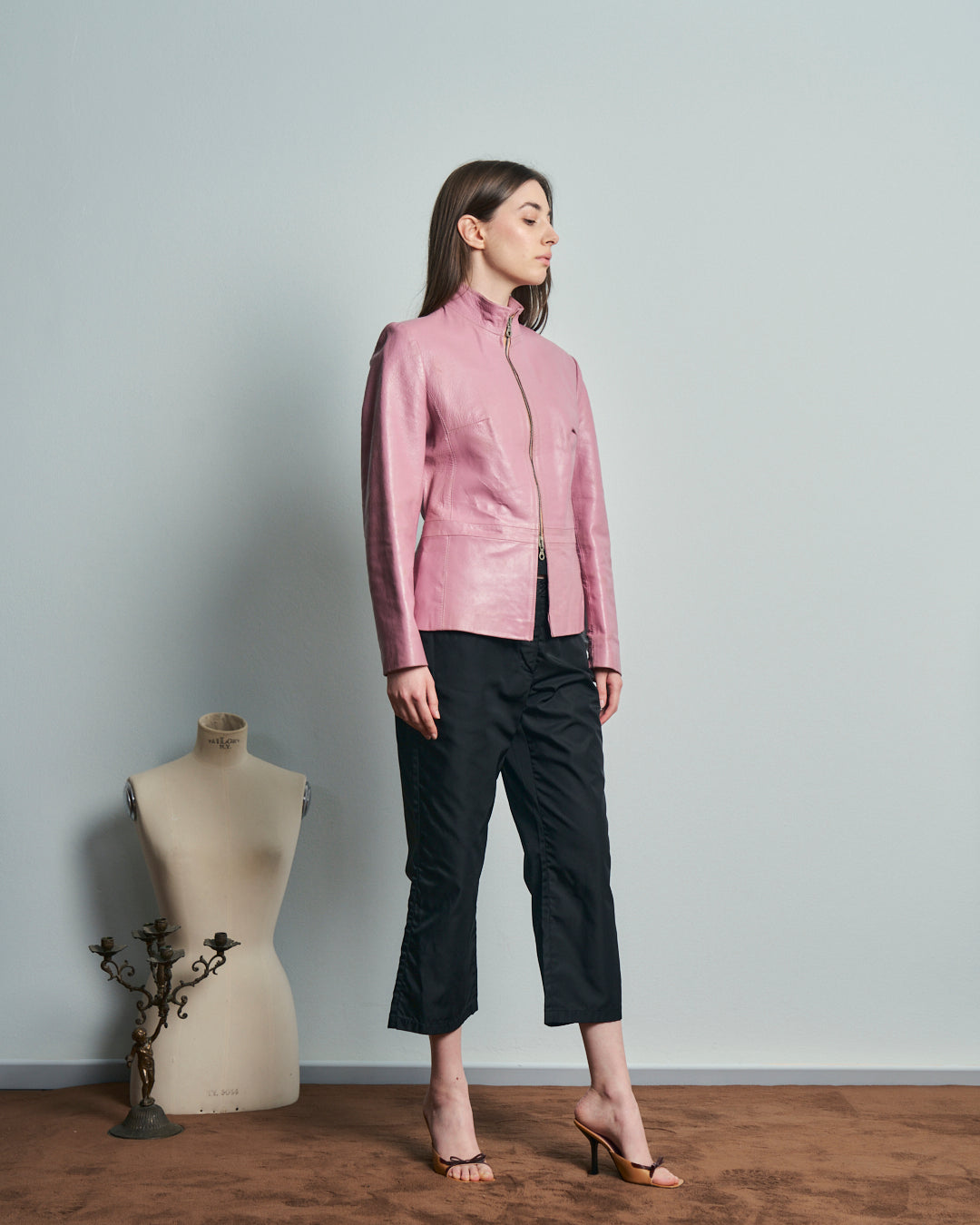 Giacca anni 90 in pelle rosa taglio accostato colletto alto e spacco davanti