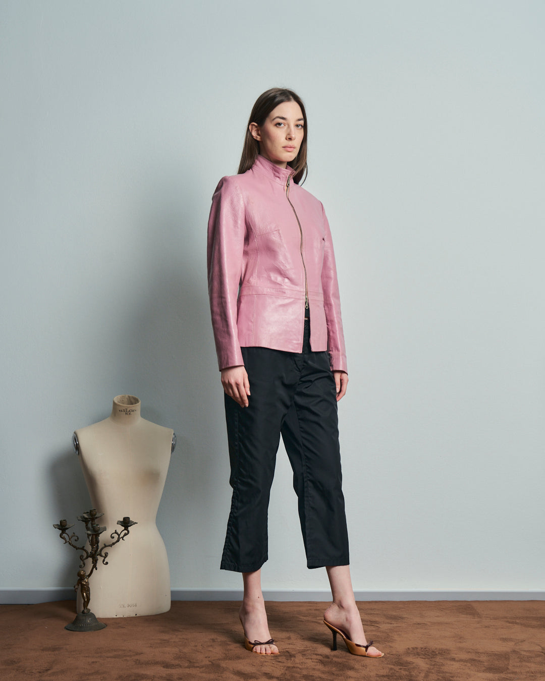 Giacca anni 90 in pelle rosa taglio accostato colletto alto e spacco davanti