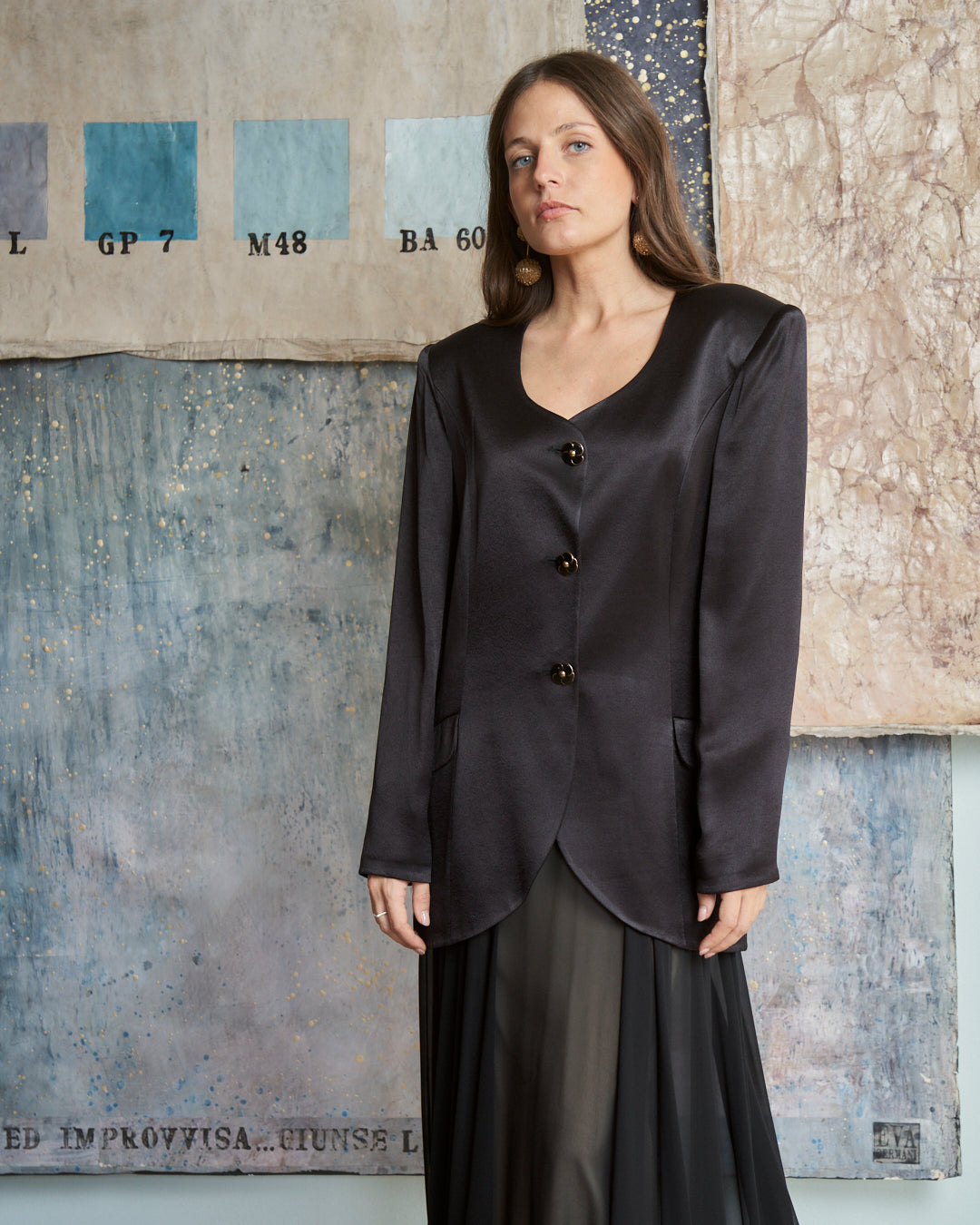 Giacca in raso girocollo con bottoni margherita smaltati e fondo stondato