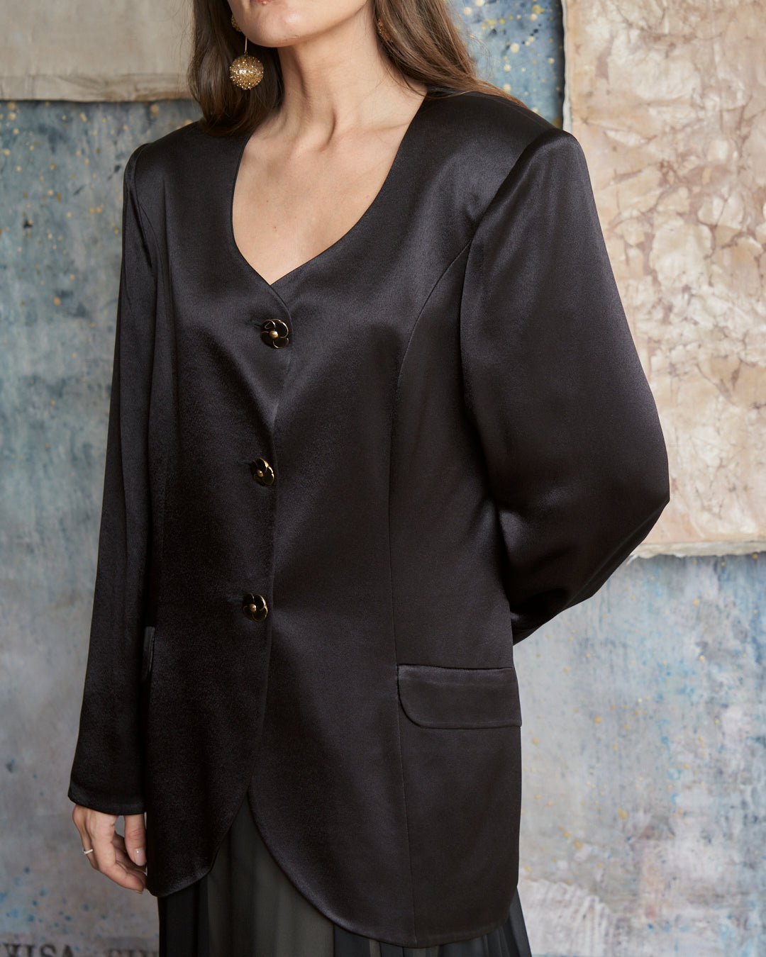 Giacca in raso girocollo con bottoni margherita smaltati e fondo stondato