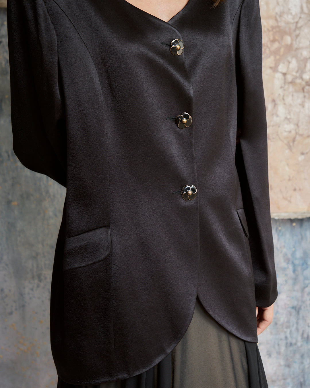 Giacca in raso girocollo con bottoni margherita smaltati e fondo stondato