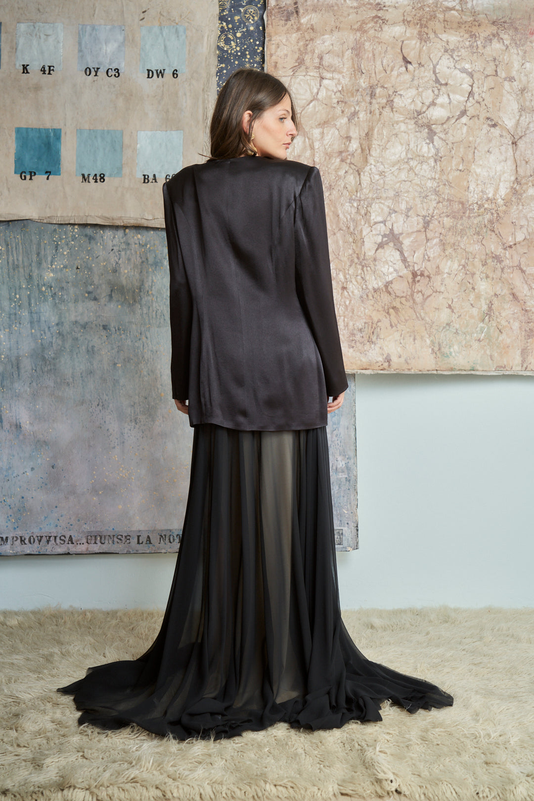 Giacca in raso girocollo con bottoni margherita smaltati e fondo stondato