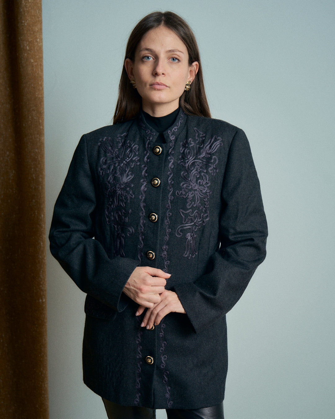 Giacca in lana grigia con ricami collo coreano