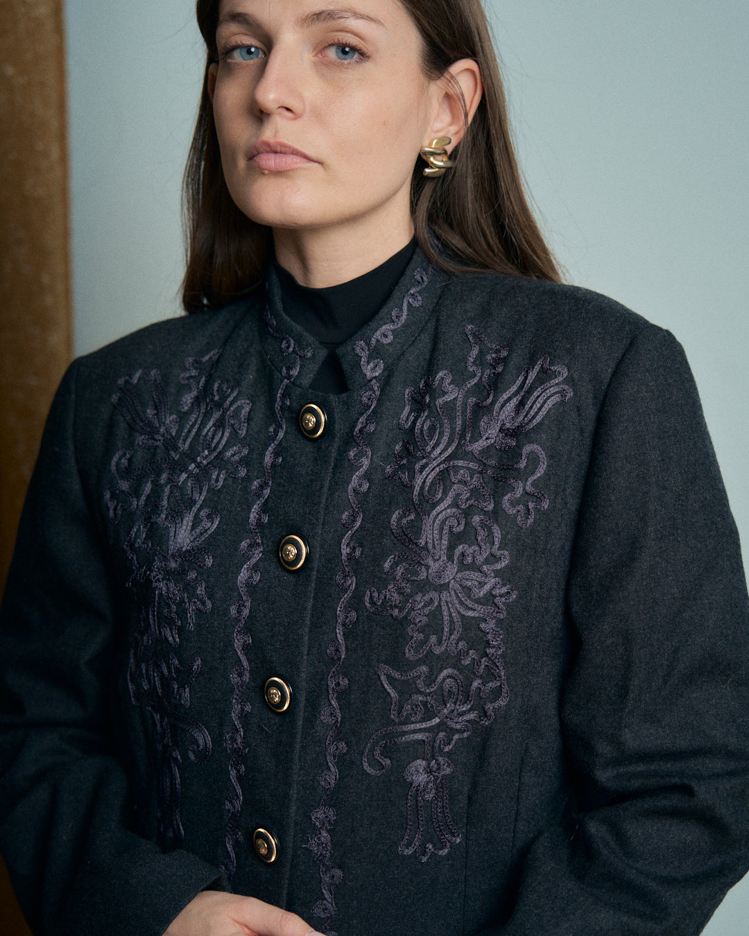 Giacca in lana grigia con ricami collo coreano