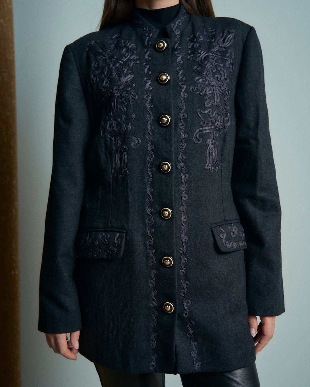 Giacca in lana grigia con ricami collo coreano