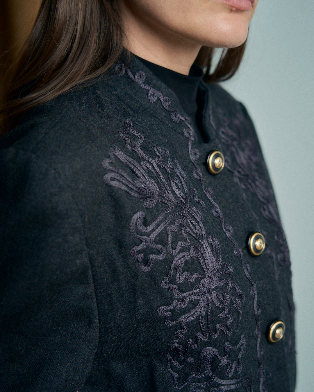 Giacca in lana grigia con ricami collo coreano