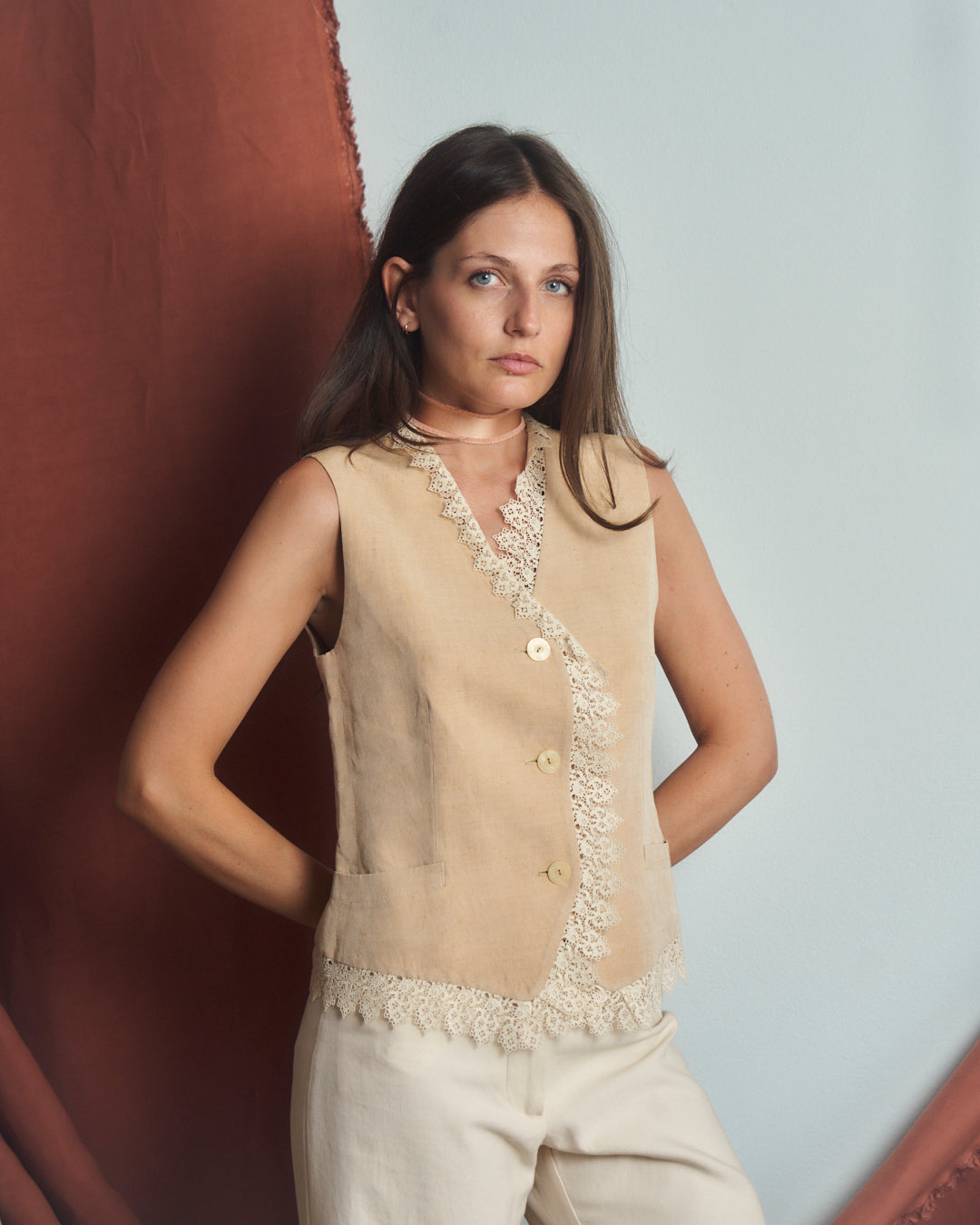 Gilet firmato Shon in lino e seta con pizzo