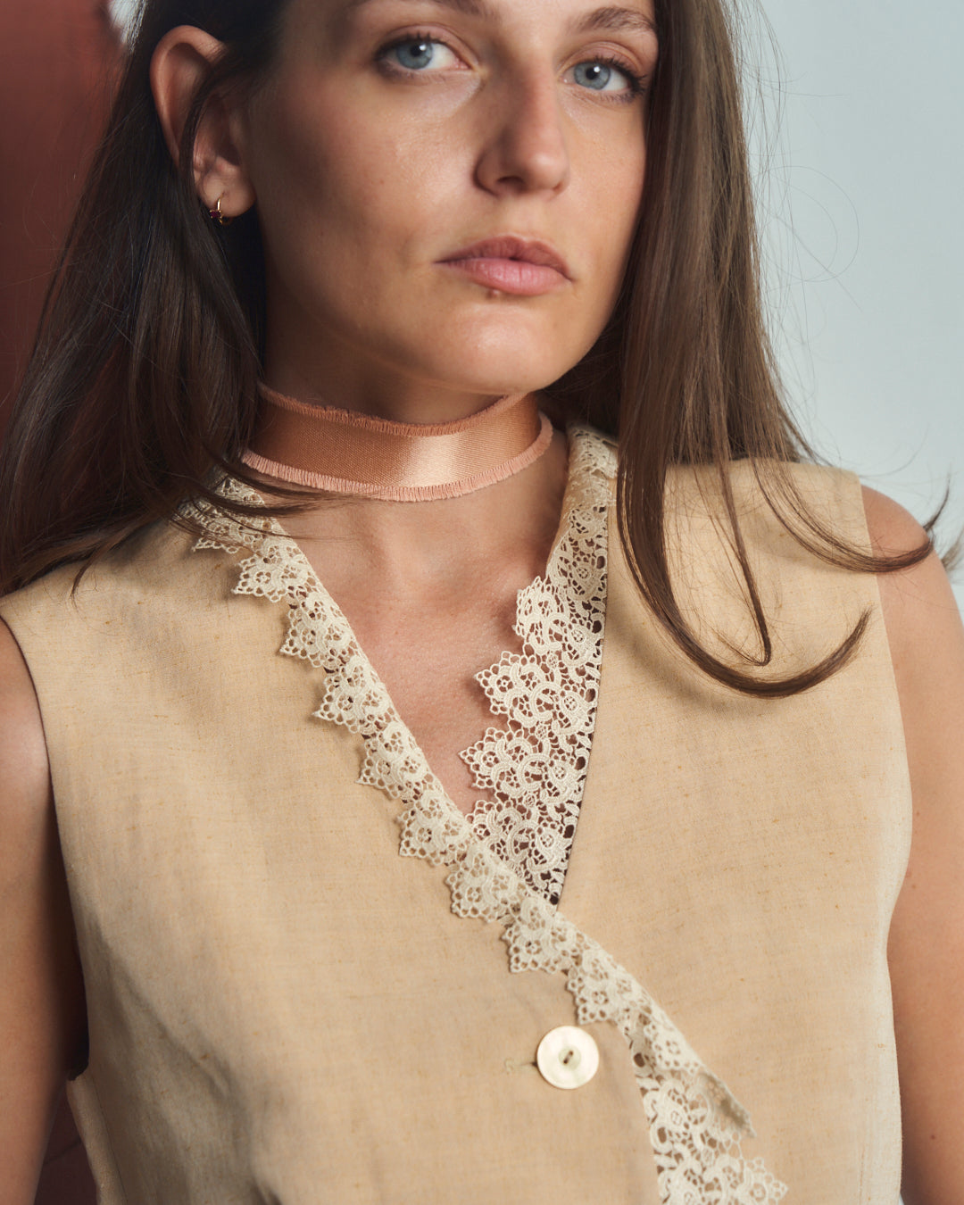 Gilet firmato Shon in lino e seta con pizzo