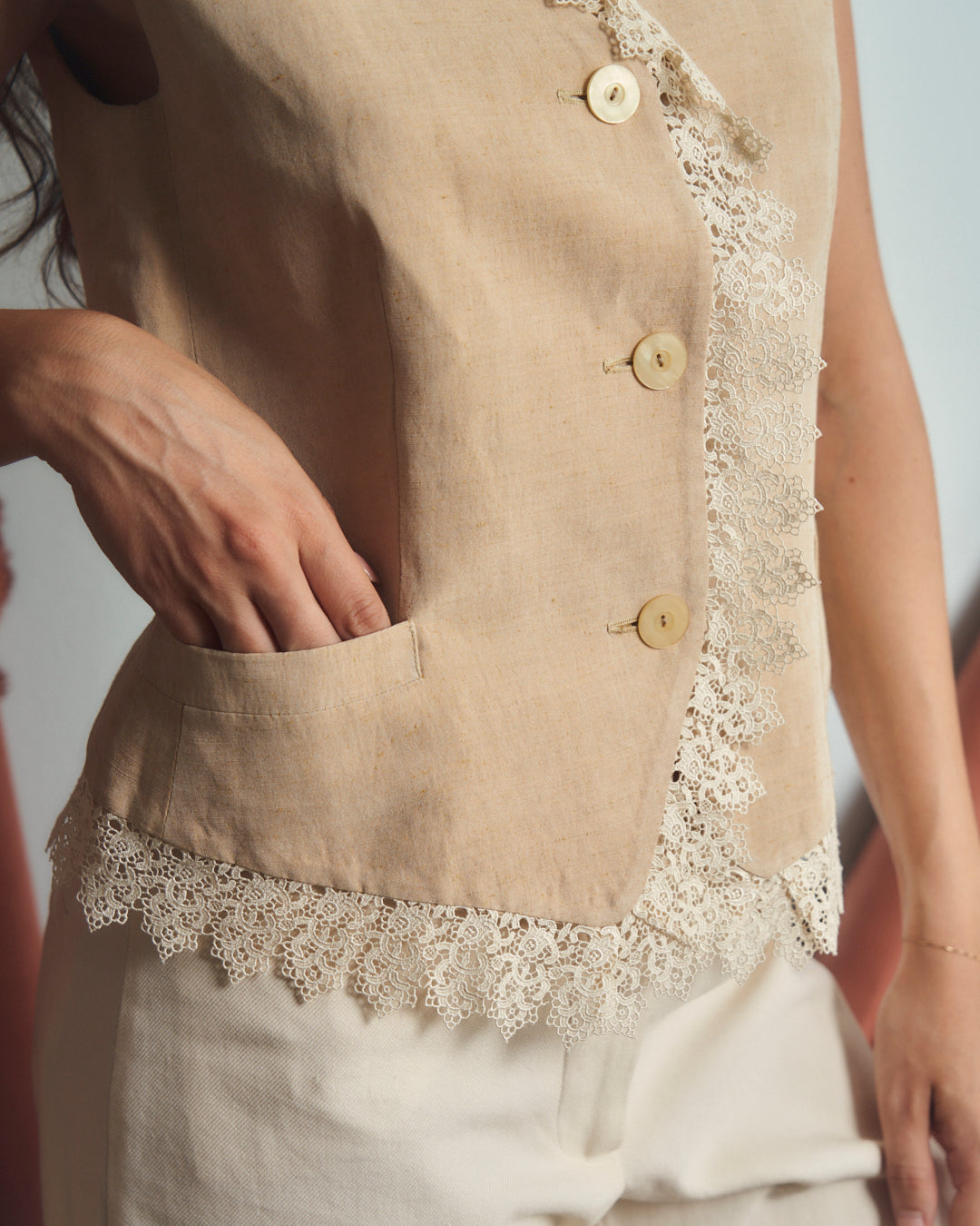 Gilet firmato Shon in lino e seta con pizzo
