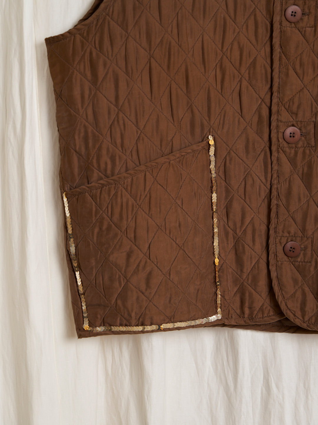 Gilet in pura seta effetto pesca color cioccolato