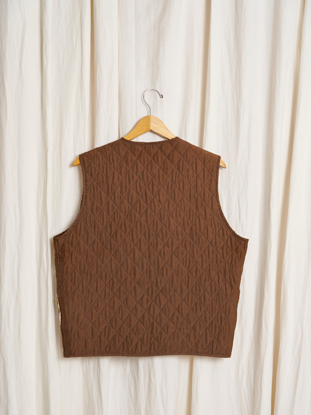 Gilet in pura seta effetto pesca color cioccolato