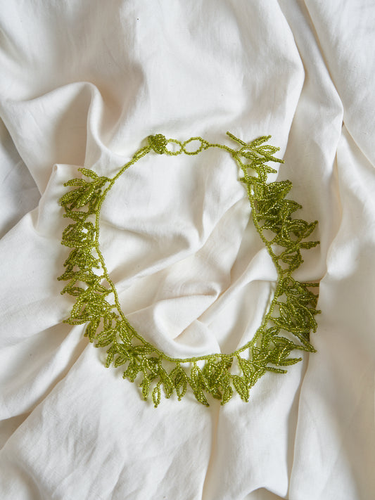 Collana in perline con intreccio foglie