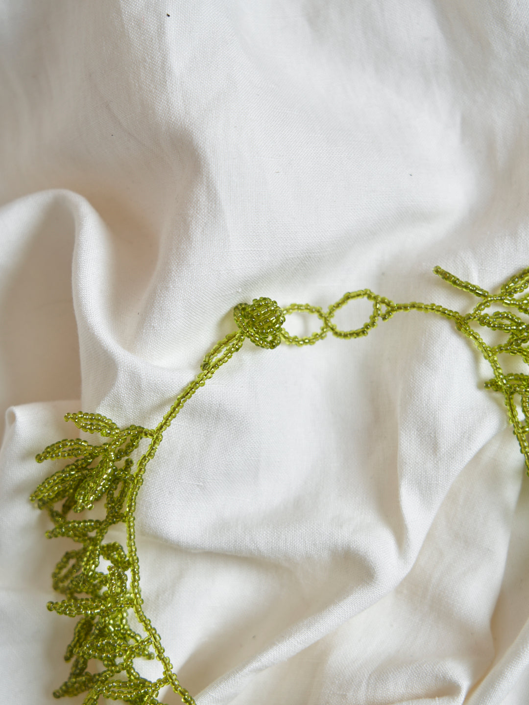 Collana in perline con intreccio foglie