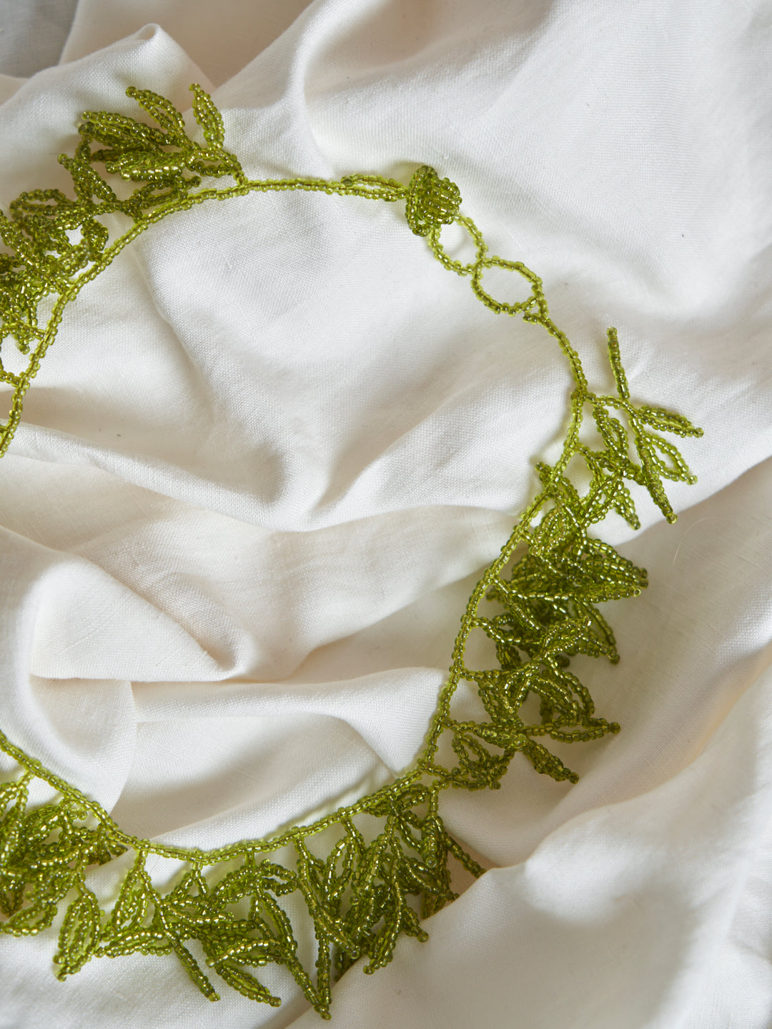 Collana in perline con intreccio foglie