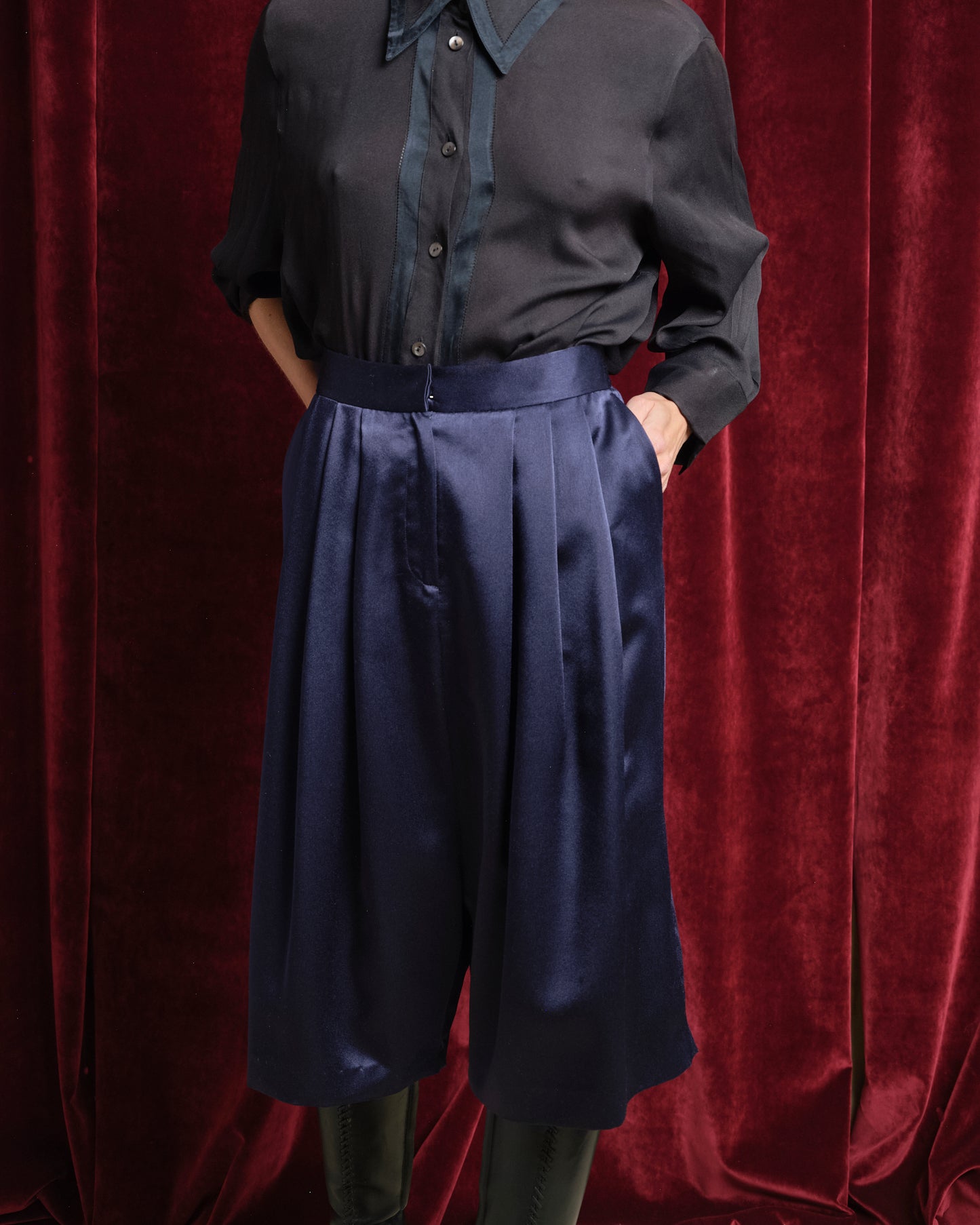 Pantalone shorts ampio in raso