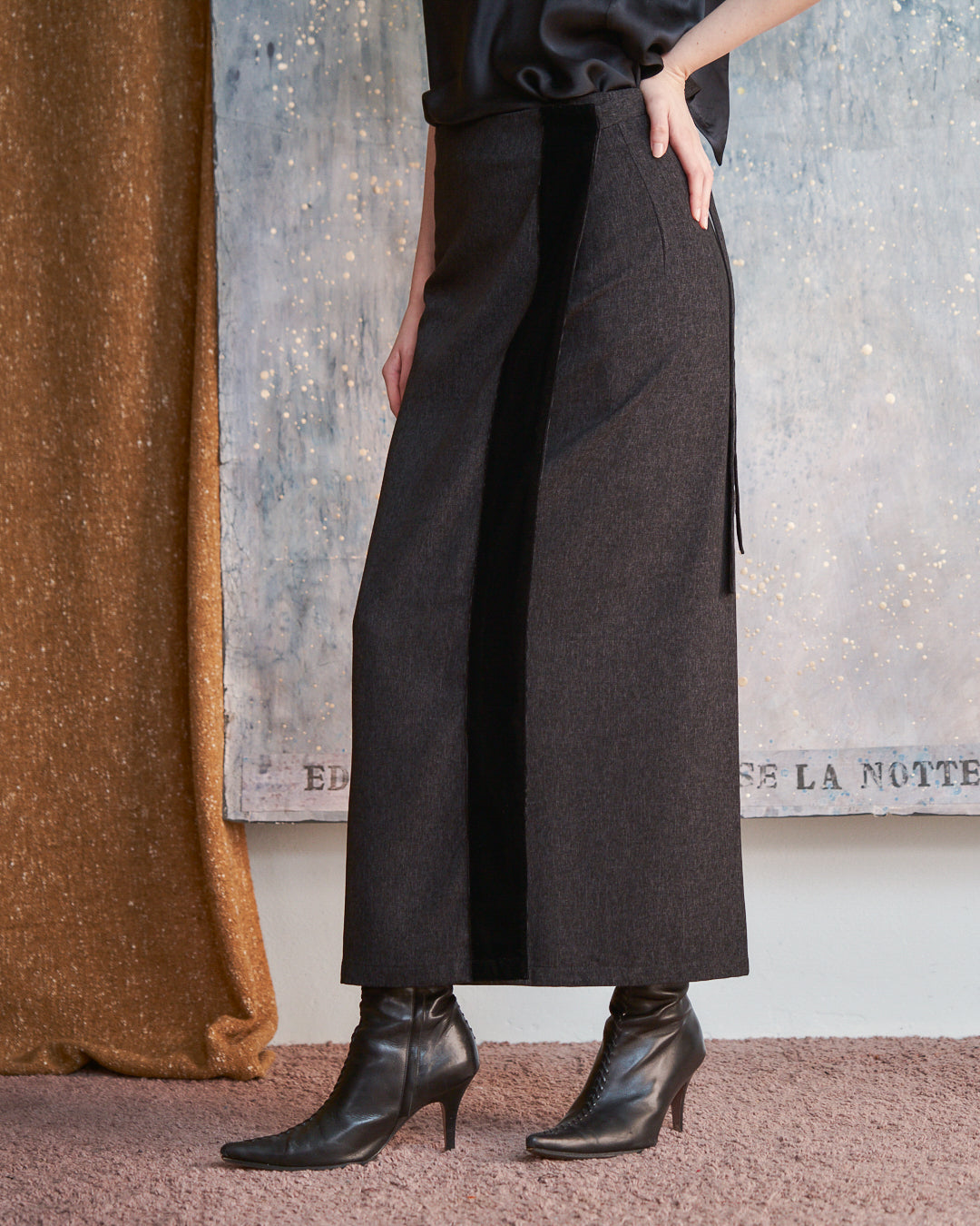 Gonna a portafogli in lana grigio antracite melange con profilo in velluto