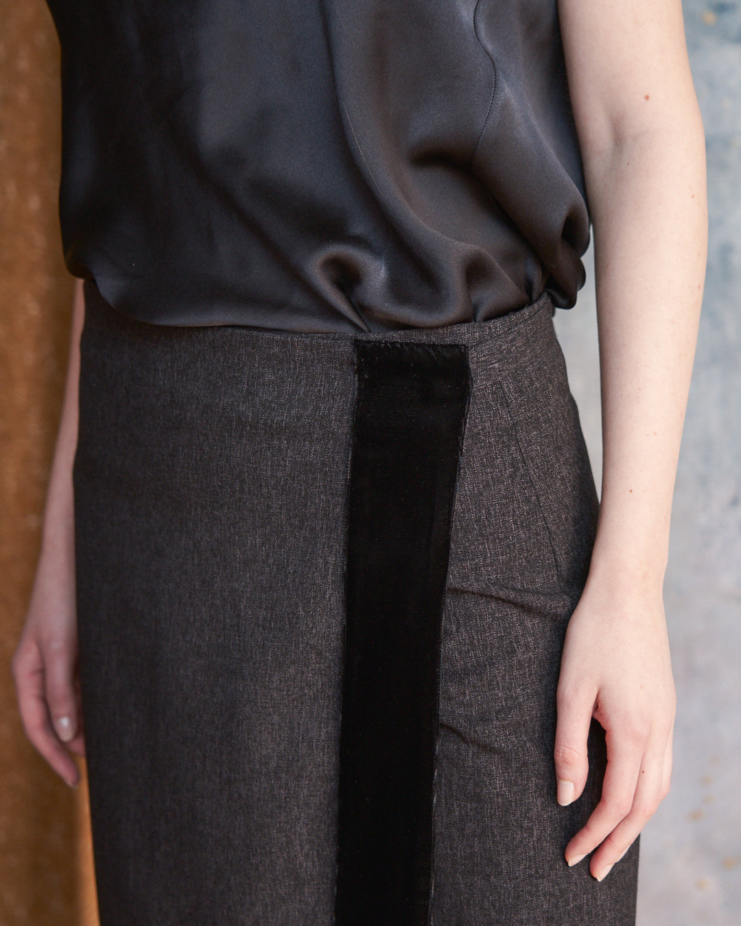 Gonna a portafogli in lana grigio antracite melange con profilo in velluto