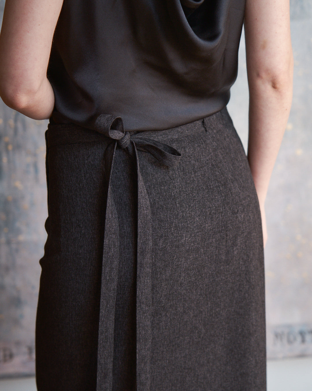 Gonna a portafogli in lana grigio antracite melange con profilo in velluto