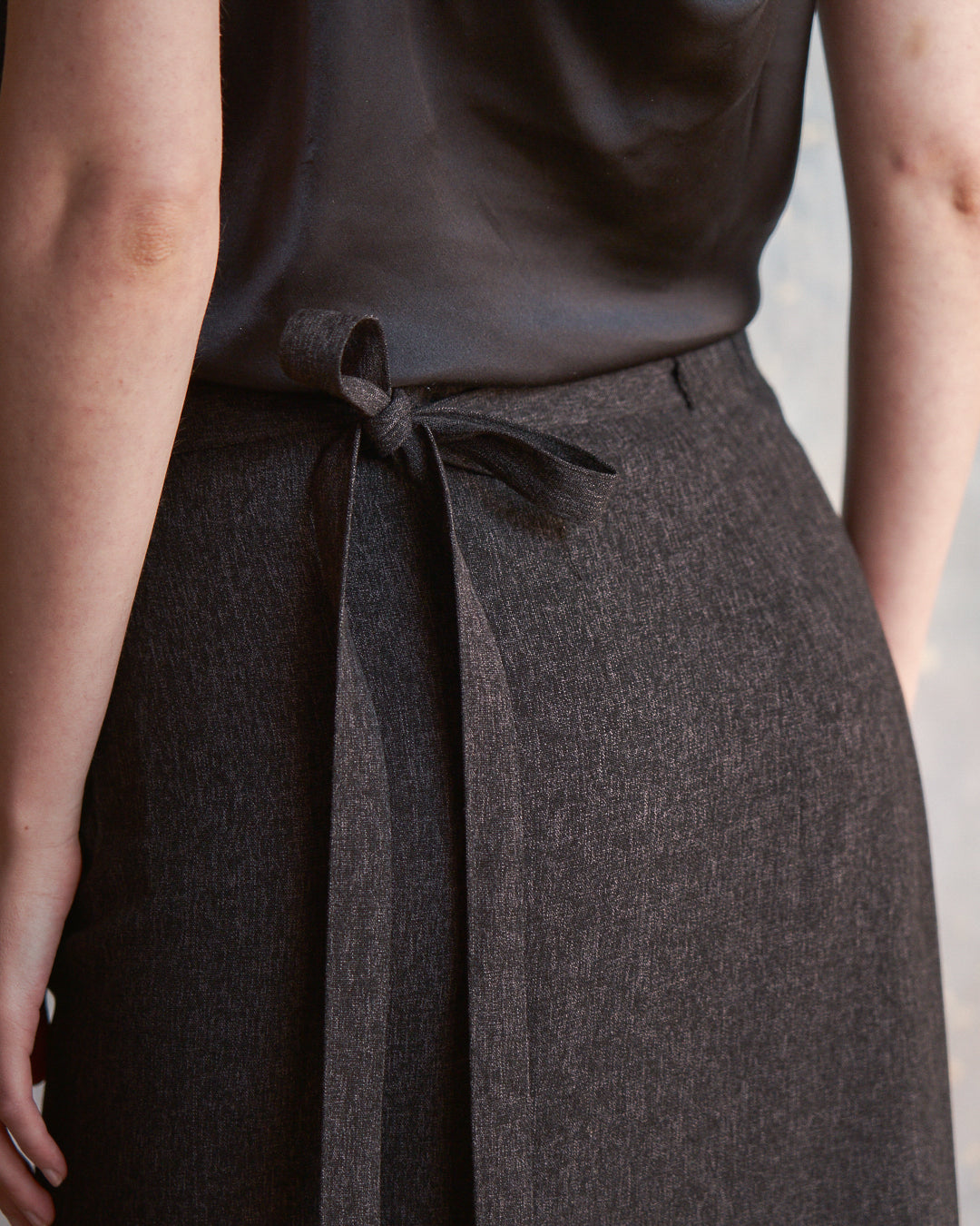 Gonna a portafogli in lana grigio antracite melange con profilo in velluto