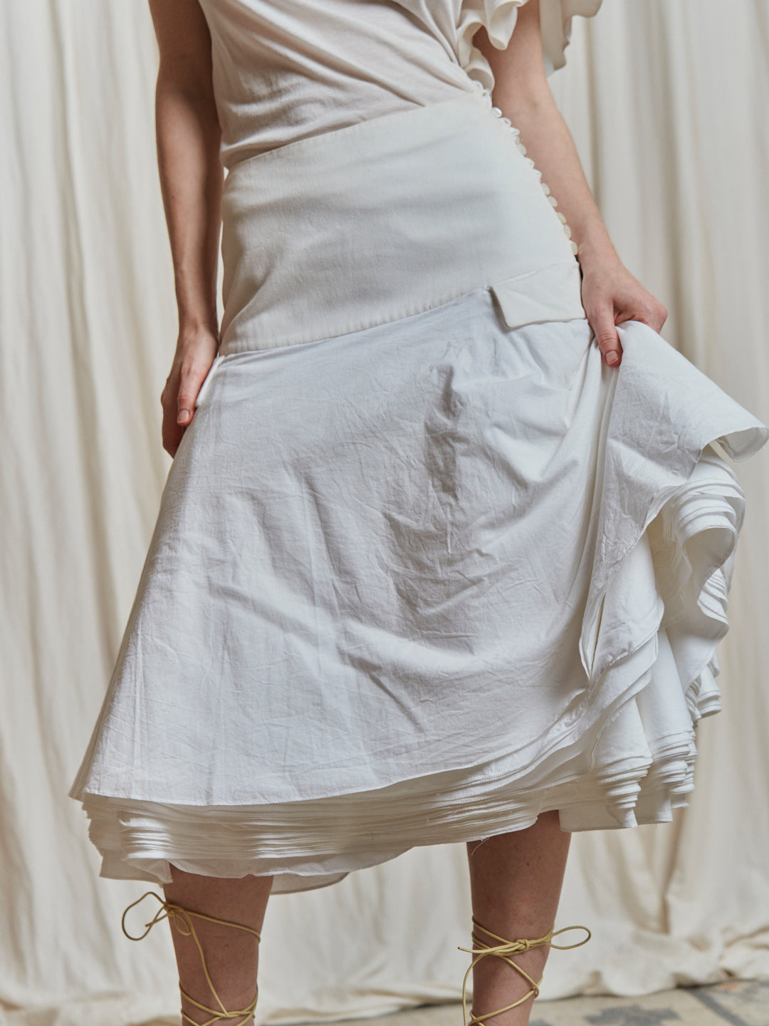 Gonna con balze runway look firmata Antonio Berardi 1998