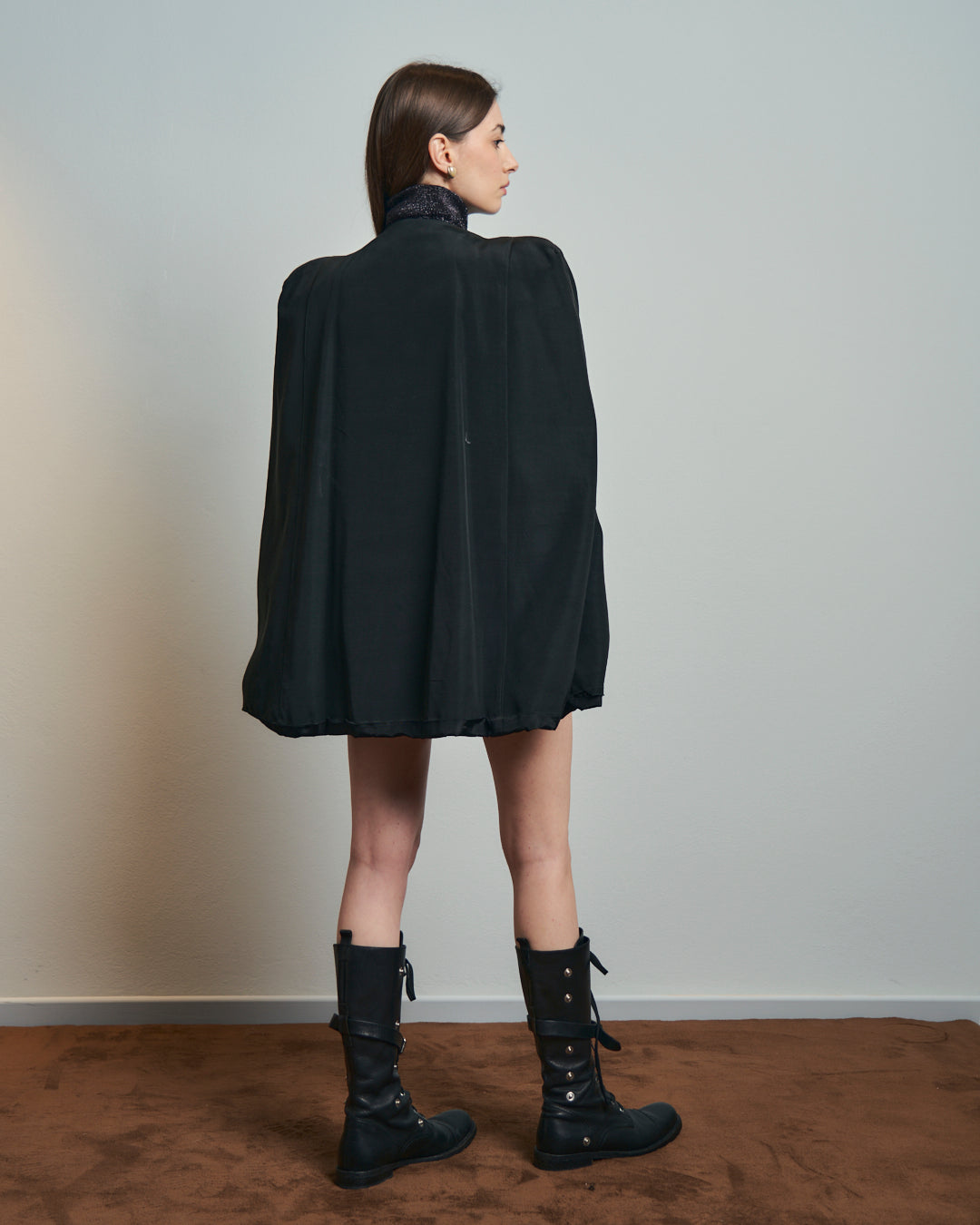 Mantella d'epoca in seta ottoman con bottone ricoperto e spalle alte made in USA