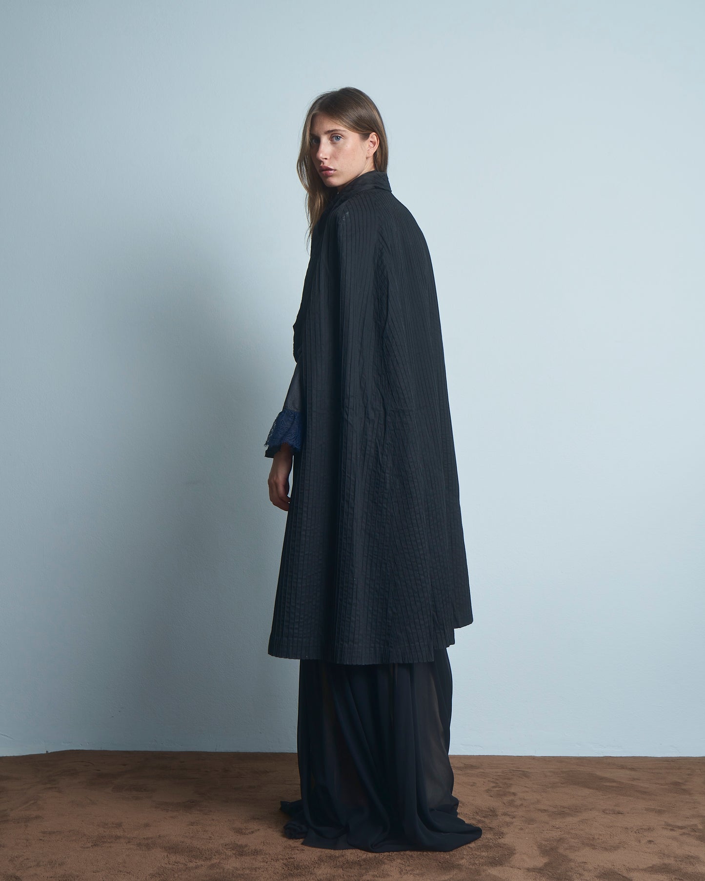 Mantella anni 60 americana in tessuto con nervature, collo con fiocco