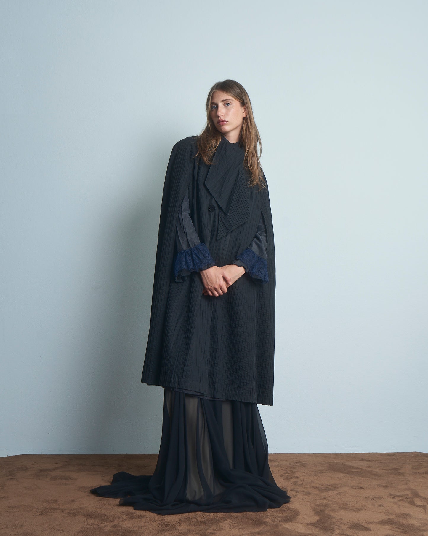 Mantella anni 60 americana in tessuto con nervature, collo con fiocco