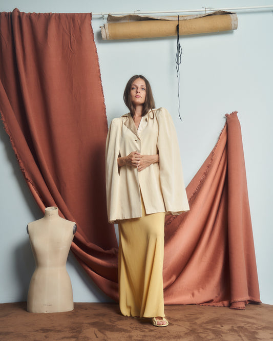 Mantella anni 40 con cappuccio, bottoni in vetro, spalle alte
