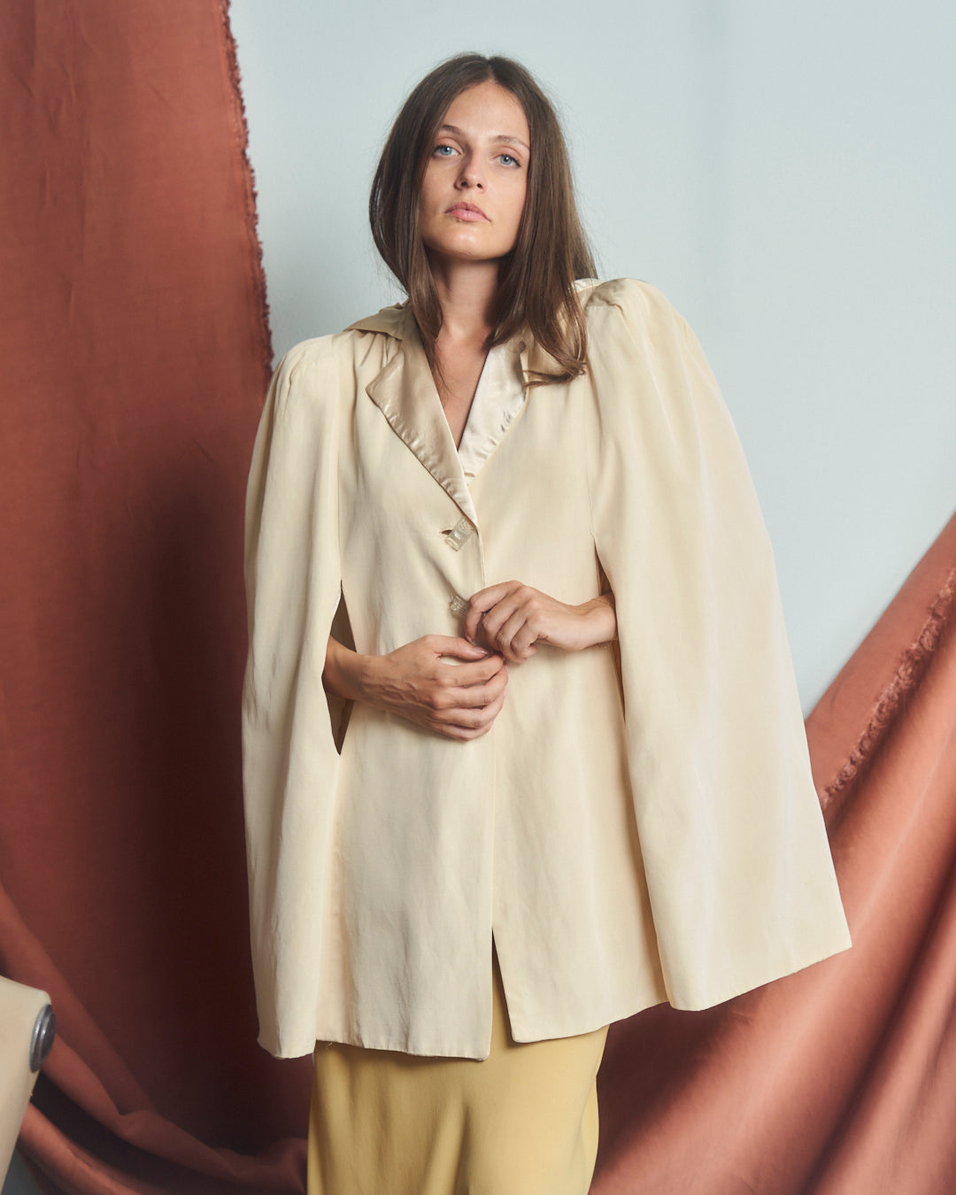 Mantella anni 40 con cappuccio, bottoni in vetro, spalle alte