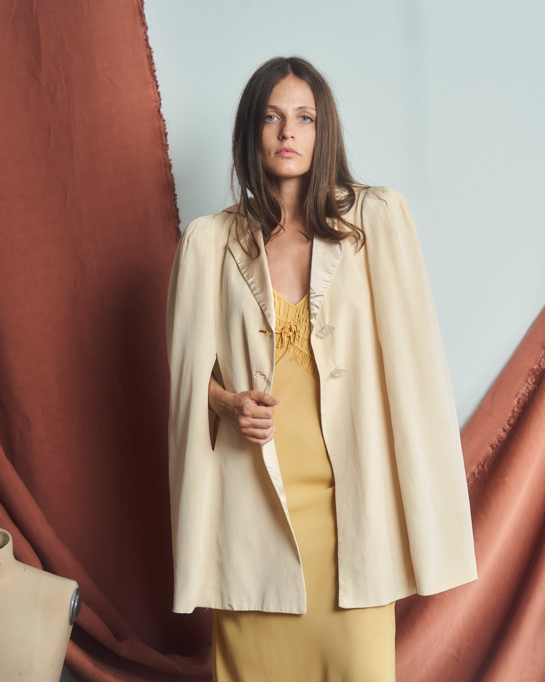 Mantella anni 40 con cappuccio, bottoni in vetro, spalle alte