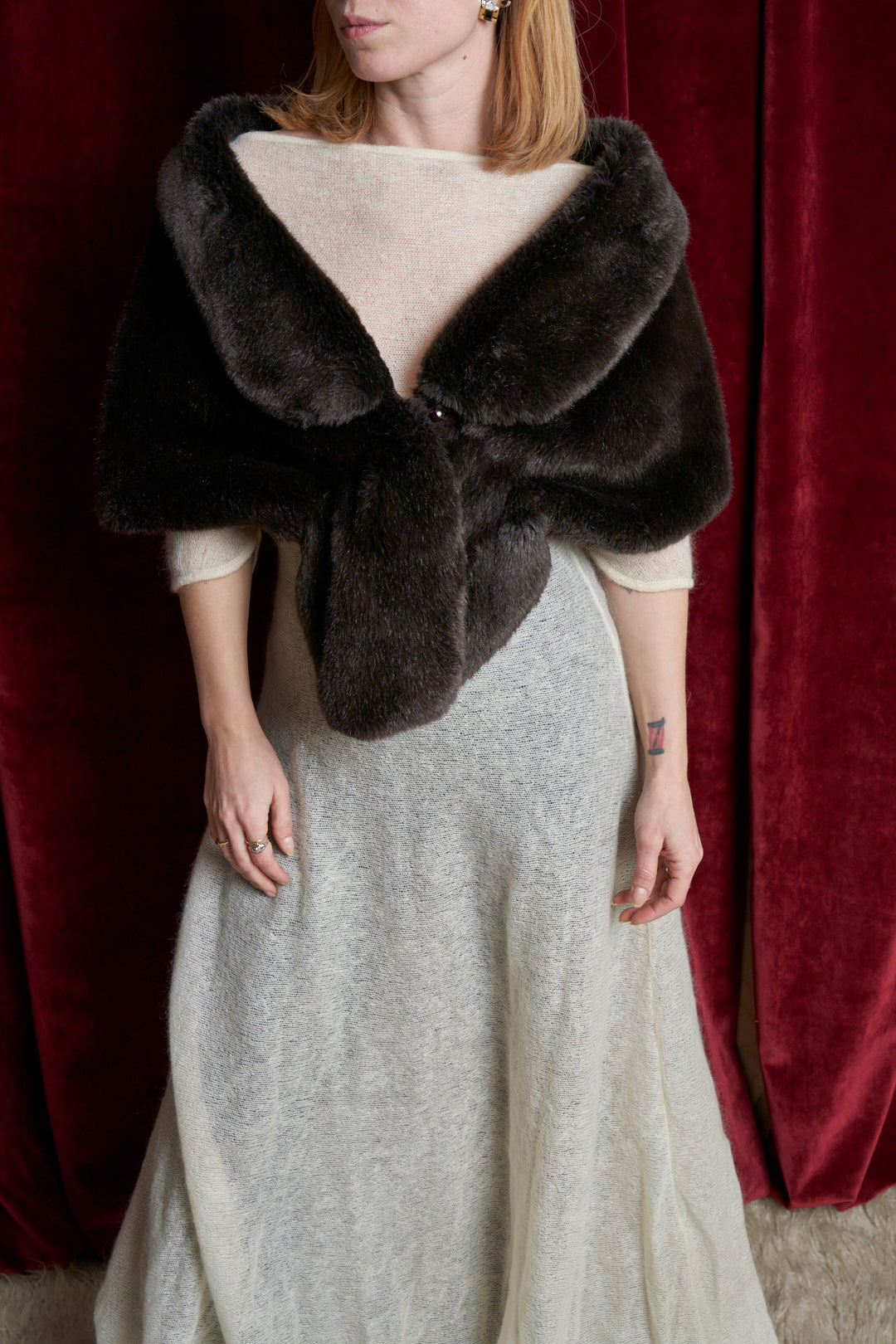 Stola in fake fur marrone con bottone