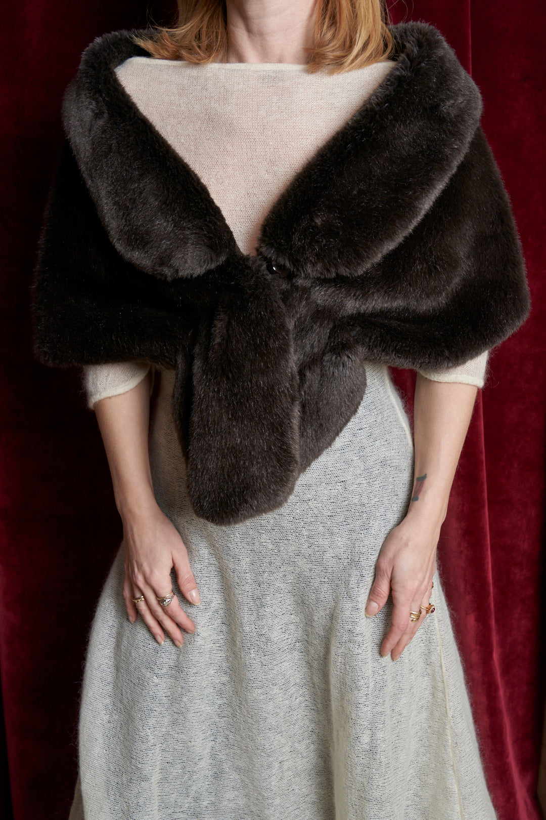 Stola in fake fur marrone con bottone