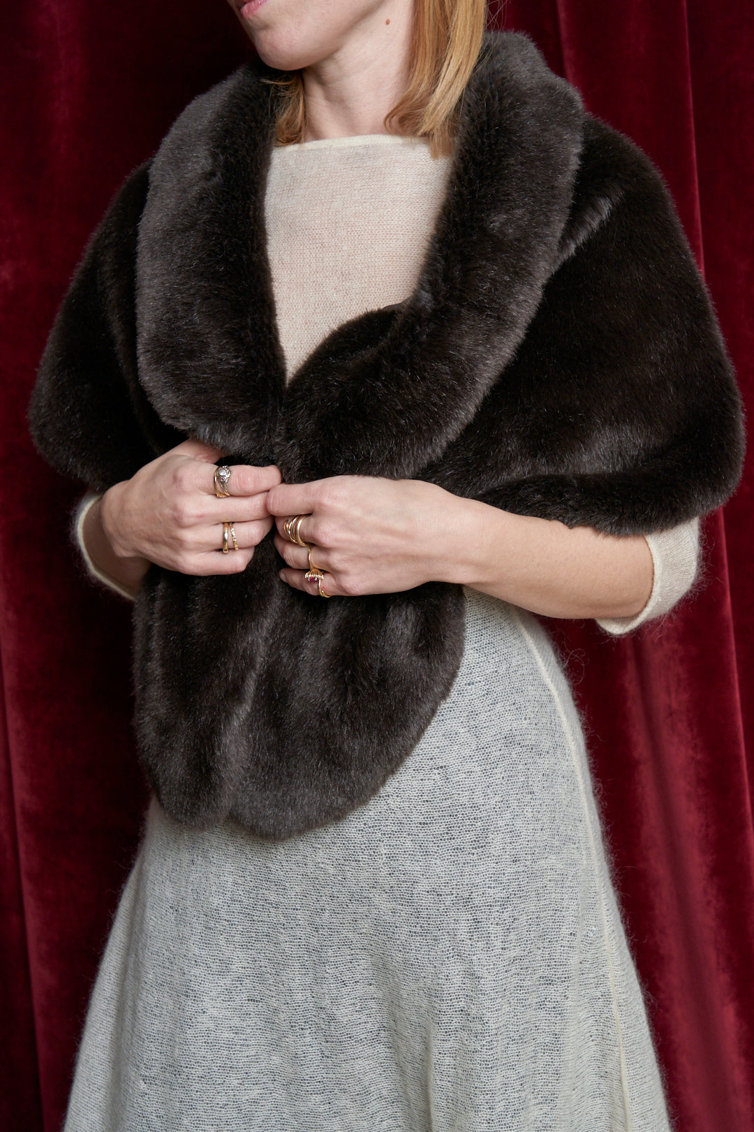 Stola in fake fur marrone con bottone