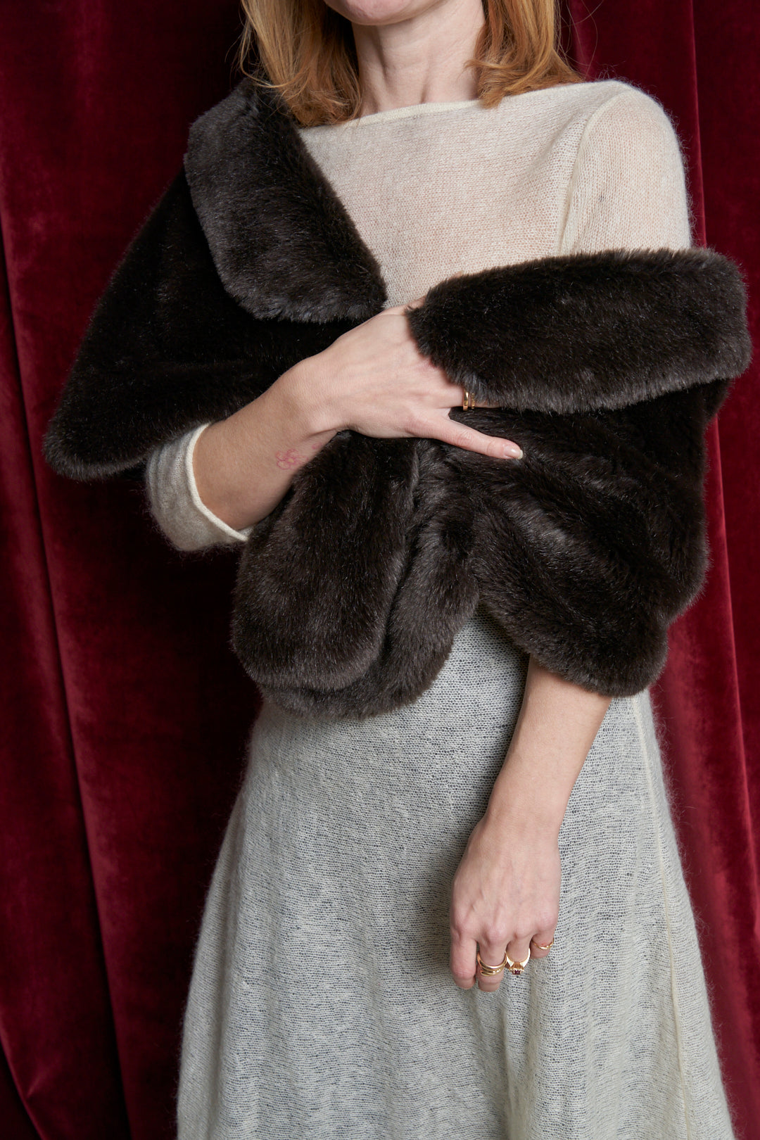 Stola in fake fur marrone con bottone