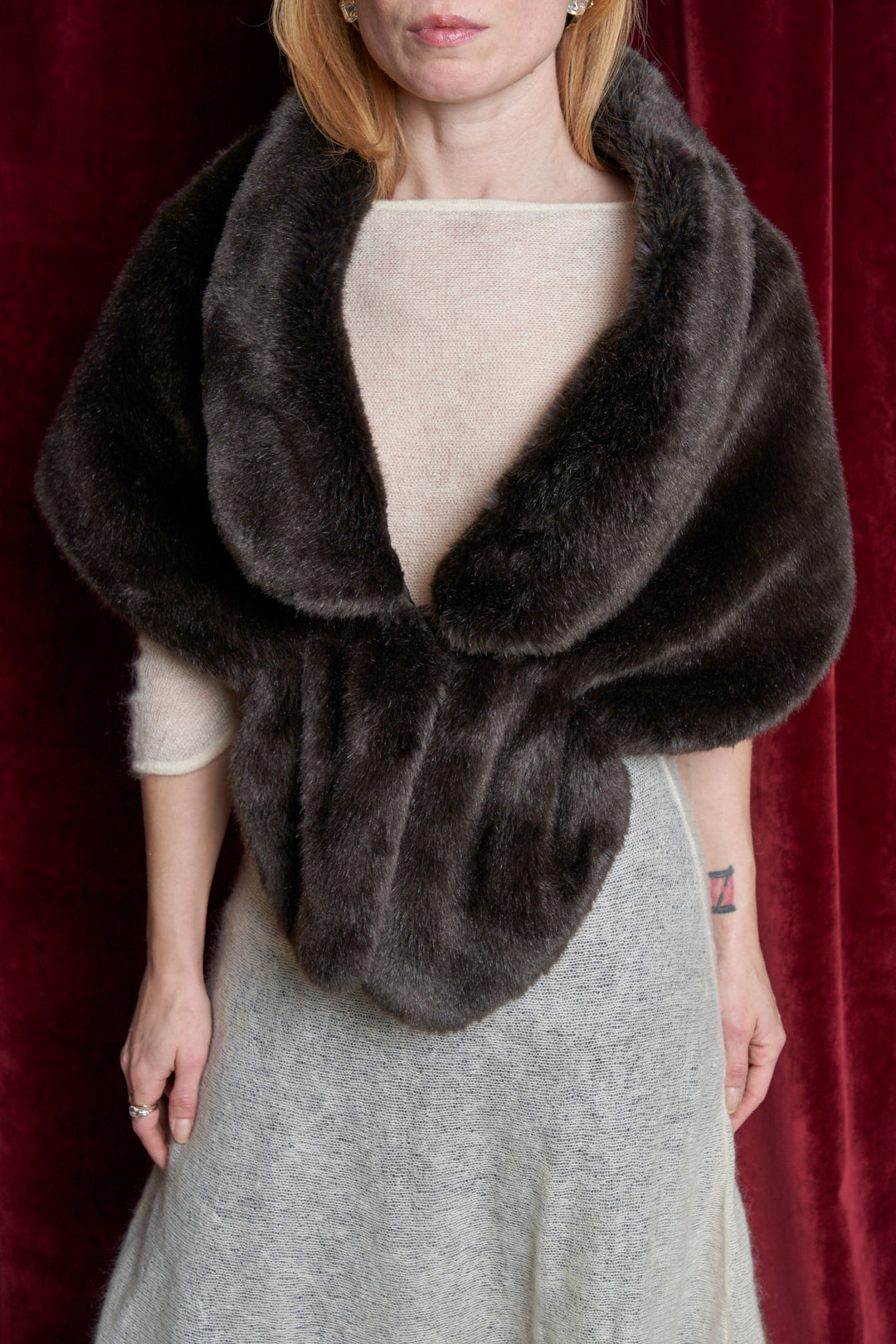 Stola in fake fur marrone con bottone