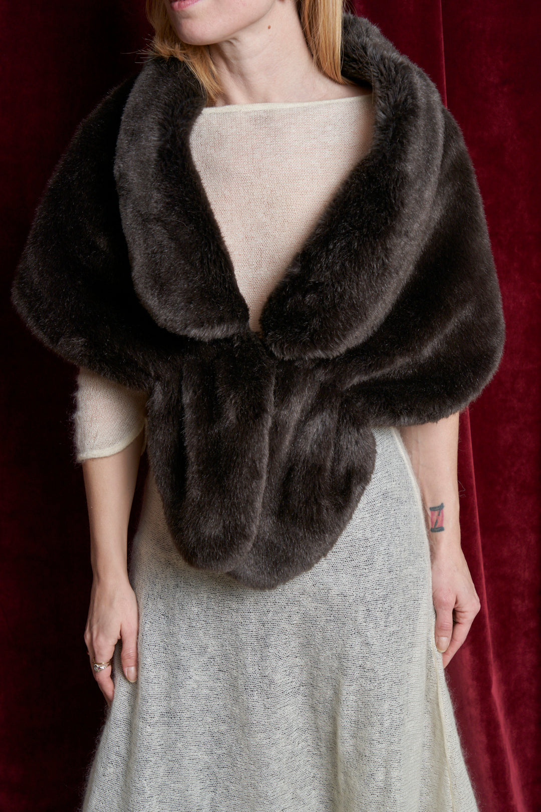 Stola in fake fur marrone con bottone