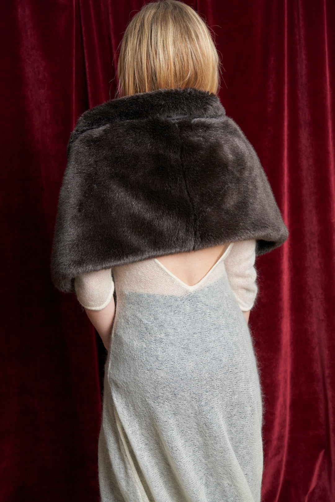 Stola in fake fur marrone con bottone