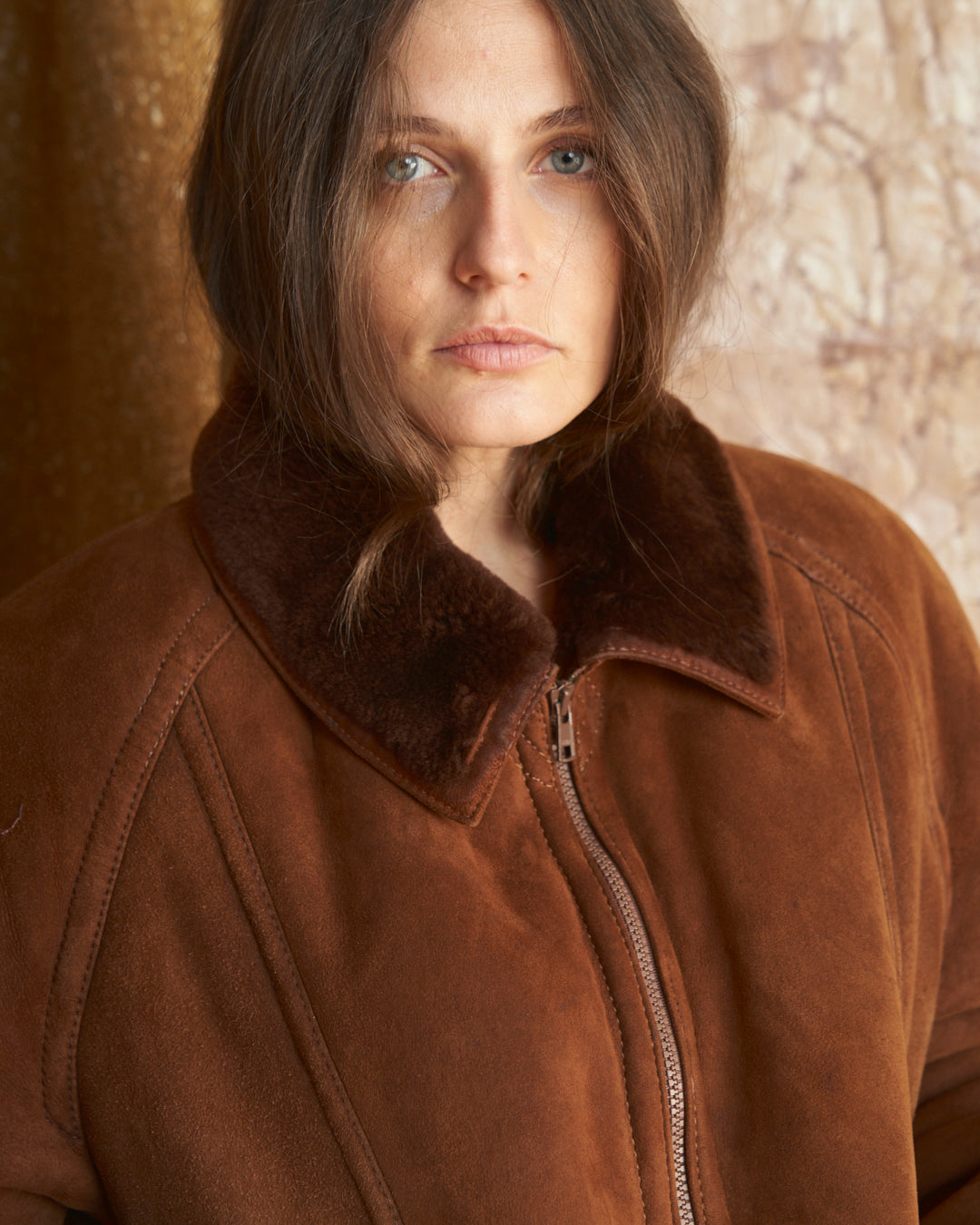 Montone marrone bruciato corto