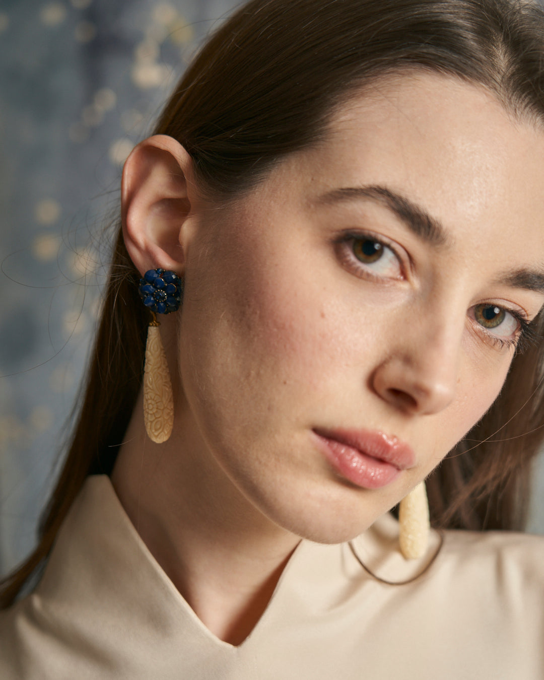 Orecchini pendenti fiore blu e goccia avorio