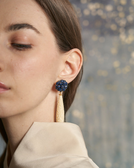Orecchini pendenti fiore blu e goccia avorio