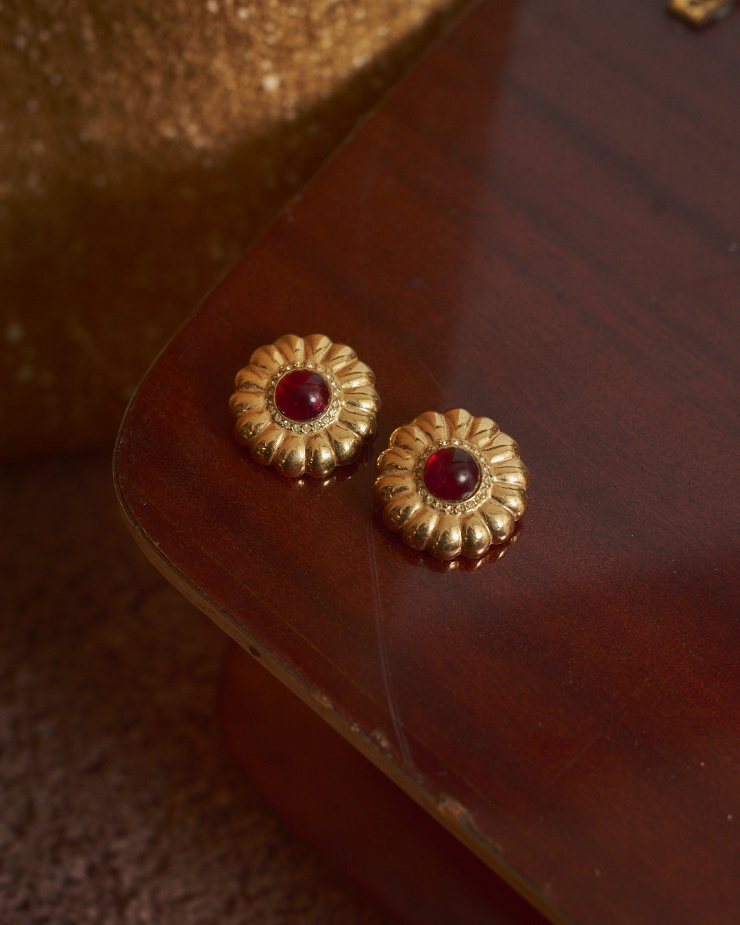 Orecchini anni 80 a clip a margherita galvanica oro e color granato