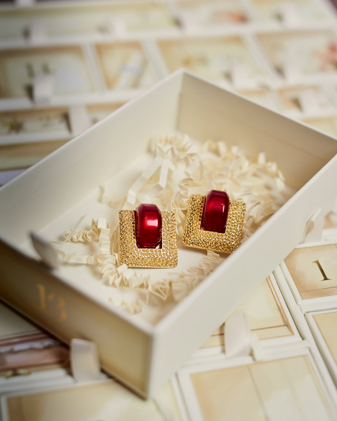 Orecchini anni 80 dorati con vetro resina rosso