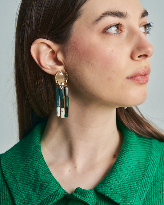 Orecchini dorati con pietre dure verdi
